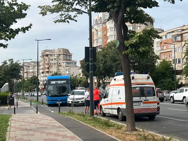 Accident între un autobuz și un autoturism