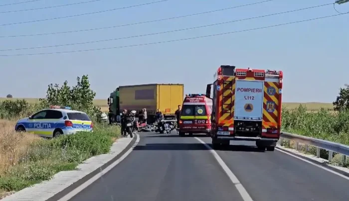 Trei motocicliste au intrat într-un TIR. Cel puțin una dintre ele era beată