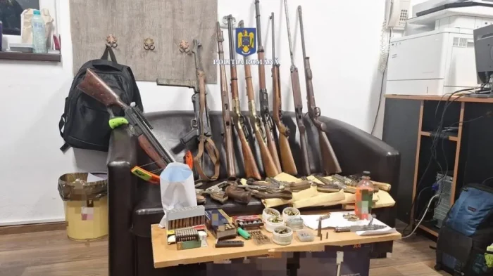 Captură impresionantă la Tulcea: Bărbat de 70 de ani prins cu un arsenal ilegal de 21 de arme și 779 de cartușe