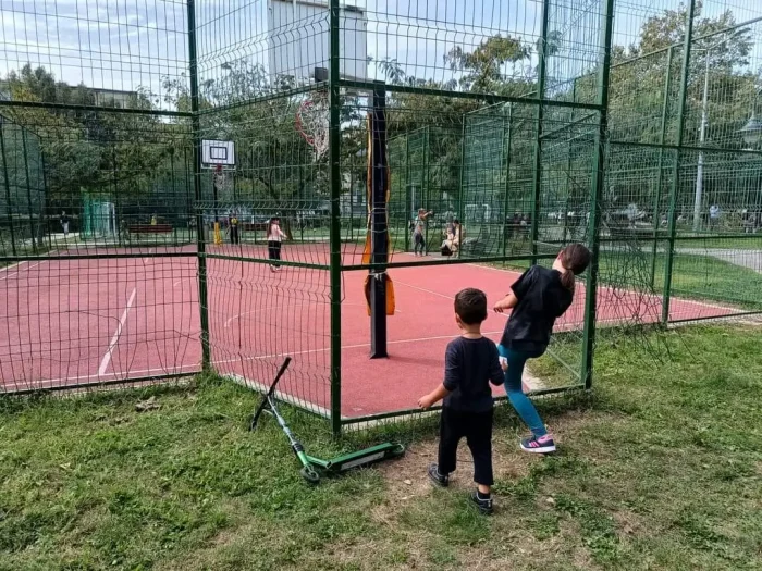 Parcul Dragoslavele din Faleză Nord pare mai degrabă o capcană pentru cei mici decât un loc de relaxare